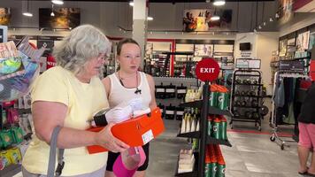 sportcheck Oma und Enkelin auf Sommer- Ferien ging Einkaufen zu Kaufen Neu Messi im Sport Geschäft Oma Picks oben groß Kisten Mädchen geht zu Kassierer zu Kaufen Deckel Teenager 13-16 Jahre alt Kanada video