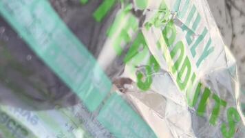Schneesturm geschmacklos chemisch unnatürlich Kokosnuss Milch Eis Sahne eingewickelt im Cellophan auf das Tabelle Einmal gebissen aus Nein länger Essen Müll ungenießbar Vancouver Kanada 2023 video