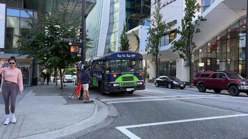 Turismo autobús en Vancouver salto en salto apagado pasa cámara mediante ciudad real vida verano Canadá 2023 video