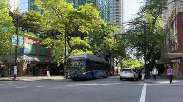 vagn buss i vancouver stad människor löpning tvärs över de genomskärning sväng sväng på sväng vänster verklig liv i en stor stad offentlig transport kanada 2023 video
