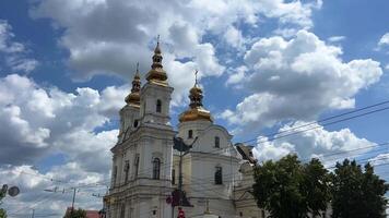 d'oro cupole nel il Chiesa contro il sfondo di il blu cielo, bianca muri di il Cattedrale nel il città di vinnitsa su il centrale quadrato, sobornia strada, Ucraina video