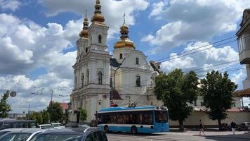 vinnitsa ville Ukraine central rue orthodoxe église contre le Contexte de une nuageux magnifique lumière ciel Voyage autobus monte une lot de circulation voitures video