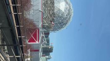 centre ville Vancouver, Britanique Colombie, Canada skytrain qui passe dans le moderne ville pendant science monde video