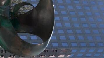 fontaine de le pionniers sur burard rue contre le toile de fond de bâtiment nous travail et grattes ciels ensoleillé journée chute l'eau écoulement vers le bas de une étrange bol sculpture par artiste George Tsutakawa video