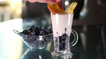 avvicinamento Immagine di frutta Yogurt e cereale su bianca sfondo video
