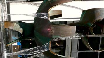 fontain von das Pioniere Burr Straße gegen das Hintergrund von Gebäude wir Arbeit Skulptur durch Künstler George Abonnieren fallen Wasser fließend Nieder von ein seltsam Schüssel Wasserfall Brunnen von Vancouver Stadt video