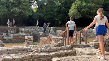 butrinto, sarande distrito Albania cinematográfico romano bautisterio, antiguo histórico sitio la unesco mundo patrimonio centrar en 4k albania, butrint. permanece de un antiguo pueblo butroto. pan video