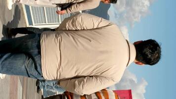 Kanada Platz asiatisch Männer Gehen entlang das Promenade im das Hafen gut Wetter Paar Mann und schwanger Frau Araber von anders Nationalitäten Leben im Kanada Himmel mit Wolken hell Sonne anders Zeichen video