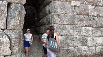 Butrint, Sarande Kreis Albanien filmisch römisch Baptisterium, uralt historisch Seite? ˅ UNESCO Welt Erbe Center im 4k Albanien, Butrint. Überreste von ein uralt Stadt, Dorf buthrotum. schwenken video