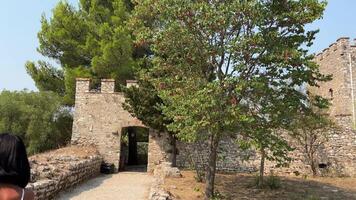 butrint, sarandé wijk Albanië filmische Romeins doopkapel, oude historisch plaats UNESCO wereld erfgoed centrum in 4k albanië, maarrint. stoffelijk overschot van een oude stad- butrotum. pan video