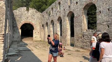 Butrint, Sarande Kreis Albanien filmisch römisch Baptisterium, uralt historisch Seite? ˅ UNESCO Welt Erbe Center im 4k Albanien, Butrint. Überreste von ein uralt Stadt, Dorf buthrotum. schwenken video