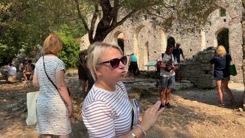 maarrint, sarandé wijk Albanië filmische Romeins doopkapel, oude historisch plaats UNESCO wereld erfgoed centrum in 4k albanië, maarrint. stoffelijk overschot van een oude stad- butrotum. pan video