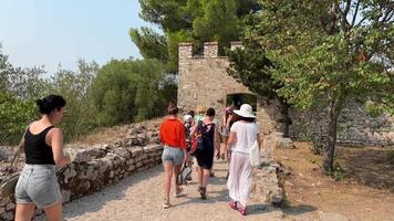 Butrint, Sarande Kreis Albanien filmisch römisch Baptisterium, uralt historisch Seite? ˅ UNESCO Welt Erbe Center im 4k Albanien, Butrint. Überreste von ein uralt Stadt, Dorf buthrotum. schwenken video