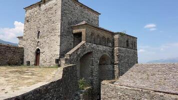 fästning i gjirokastra en enorm sten byggnad på en hög berg i albania med en klocka de historia av de mitten åldrar en skön se från de sten stad till de gammal by video
