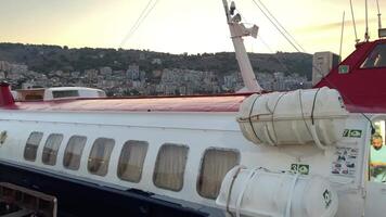 balsa Próximo a partir de costa do Albânia, cidade do saranta e esporte para porta do Grécia, ilha do Corfu, ioniano mar, partes do enviar, navegação tráfego salão, velozes Entrega do turistas a partir de 1 país video