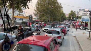 Albanië ksemil 09.09.2023 verkeer Aan de straten de beweging van mensen en auto's motorrijders blokkeren de weg verkeer jam mensen toeristen in de stad van ksamil een veel van auto's in de versmallen straten video