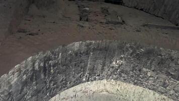 castelo pedra teto chão canhão dentro a castelo perto a janela luz rompe através a pedra chão escorregadio base depois de muitos séculos video