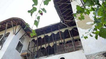 de etnografisch museum is de huis van de scanduli familie groep tour passeert door de oud gebouw video