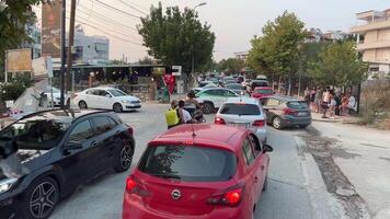 Albania ksemil 09.09.2023 tráfico en el calles el movimiento de personas y carros motociclistas bloqueo el la carretera tráfico mermelada personas turistas en el ciudad de ksamil un lote de carros en el estrecho calles video