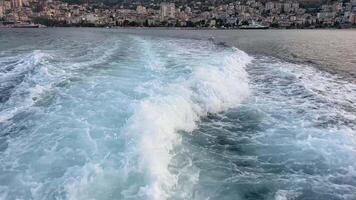 visie van de terug van een veerboot weggaan Santorini naar naxos en Athene in de Egeïsch zee, Griekenland video