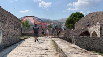 des rues dans le Château de Hérakrast gens touristes en marchant le long de le grand champ de une énorme pierre Château vue de le bleu ciel clair temps moderne bâtiments où la musique festivals étaient tenue video