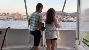 Albanien Jungs Mädchen Reise auf ein Schiff auf ein Yacht suchen beim das Sehenswürdigkeiten von das Stadt von ksamil und saranta ionisch Meer Jugendliche kommunizieren zeigen Finger freunde auf Ferien Bruder und Schwester video