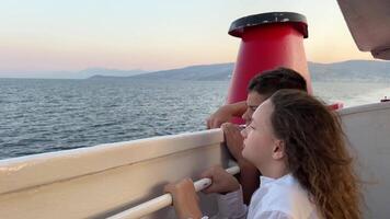 albania Pojkar flicka resa på en fartyg på en Yacht ser på de sevärdheter av de stad av ksamil och saranta joniska hav tonåringar kommunicera pekande fingrar vänner på semester bror och syster video