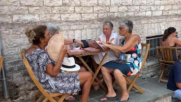 moderno vida dentro a Turística velho Cidade do hipocrasta pessoas turistas caminhando ao longo a limitar ruas pedra lajes em a terra escorregadio azulejos pavimentou calçada muitos pessoas video