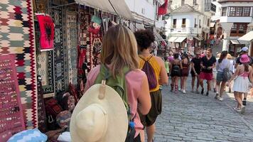 moderno vida en el turístico antiguo pueblo de hipocrasta personas turistas caminando a lo largo el estrecho calles Roca losas en el suelo resbaladizo losas pavimentado pavimento muchos personas video