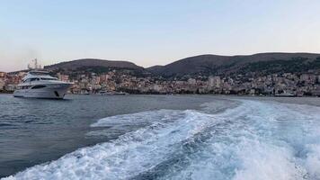 färja Nästa från kust av Albanien, stad av saranta och sport till hamn av Grekland, ö av korfu, joniska hav, delar av fartyg, navigering trafik salong, snabb leverans av turister från ett Land video