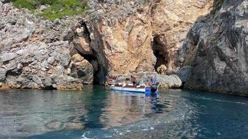 barco Tour perto Corfu ilha atrações profundo limpar \ limpo Claro água montanhas natural Primavera passagem barco pessoas turistas e Viajantes video