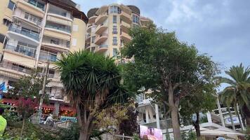 Albanie central rue saranta digue voitures gens touristes la vie dans ville de hôtels plage de ionien mer nouvelles réel la vie histoires les voyageurs vacances sur plage voyage à mer Albanie saranta 09.09.2023 video