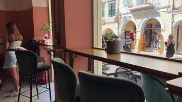 Cafe im das Stadt auf das Insel von Korfu Griechenland Menschen Vorbeigehen durch leeren Stühle Tabelle video
