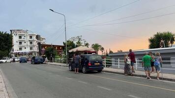 Albanië centraal straat saranta dijk auto's mensen toeristen leven in stad van hotels strand van Ionische zee nieuws echt leven verhalen reizigers vakantie Aan strand reis naar zee Albanië saranta 09.09.2023 video