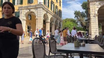 Corfu, Grécia 01 setembro, 2023 a turistas estão dentro cafés e restaurantes dentro Liston quadrado durante verão período de férias feriados, 60. movimento video