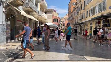 Corfù, Grecia 01 settembre, 2023 il turisti siamo nel caffè e ristoranti nel ascolta piazza durante estate vacanza vacanze, 60 movimento video