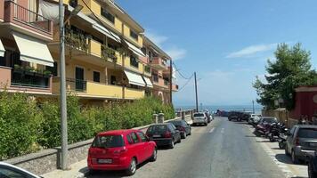 Promenade von das Insel von Korfu Autos Vorbeigehen Menschen Gehen unkenntlich Menschen Leben im das Stadt Touristen Sehenswürdigkeiten Griechenland video
