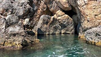 barca giro vicino Corfù isola attrazioni in profondità pulito chiaro acqua montagne naturale primavera passaggio barca persone turisti e i viaggiatori video