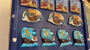 Griekenland corfu eiland magneten kettingen armbanden cadeaus en souvenirs Aan uitverkoop detailopname blauw kleur overheerst video