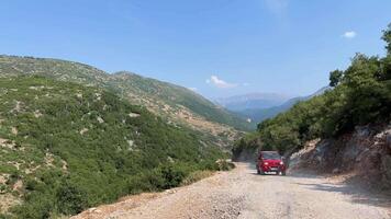 Jeep Safari Autos Fahren durch das Berge im Albanien albanisch Riviera Ausflüge Tour Reise entlang das Ufer von das ionisch Meer Bäume Frühling Sommer- video