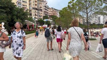 Albânia central rua saranta aterro carros pessoas turistas vida dentro cidade do hotéis de praia do ioniano mar notícia real vida histórias Viajantes período de férias em de praia viagem para mar Albânia saranta 09.09.2023 video