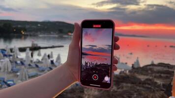 semester i Europa förbi de hav i de stad av kemil saranta i albania landskap gata visningar hus människor turister semester promenad Foto skytte skönhet avslappning sommar strand säsong video