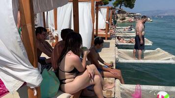 adolescents' vacances sur le ionien mer Albanie adolescence copains mensonge sur une hamac plus de le rivière mer sauter dans le l'eau chute la communication un fille et quatre les mecs Albanie ksamil video