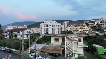 vakantie in Europa door de zee in de stad van Kemil saranta in Albanië landschappen straat keer bekeken huizen mensen toeristen vakantie wandelen foto het schieten schoonheid ontspanning zomer strand seizoen video