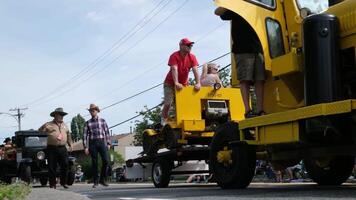 cloverdale en enorm gul lastbil tycka om en traktor enheter över dem. cowboys COP vancouver Gay stolthet parad årgång bil visa prestanda och firande på en solig klar dag video