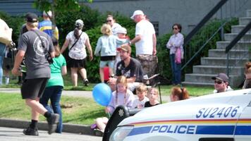 Polizei Auto behalten bestellen Kinder Sitzung auf Bürgersteig warten zum Vancouver Fröhlich Stolz Parade auf soura Sommer- Tag Urlaub Feier Freiheit von Wahl video