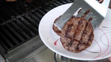 rundvlees hamburgers grillen dichtbij omhoog bbq hamburgers bereid Aan barbecue brand vlam rooster met rundvlees vlees video