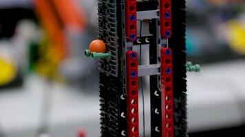 Canadá Vancouver 17.05.2024 trevo rodeio e país justo Lego blocos casas carros ruas trens bondes. real vida do Lego brinquedos fechar-se cenas do ferrovias dentro uma enorme cidade fez do blocos video