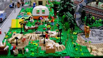 kanada vancouver 2024-05-17 cloverdale rodeo och Land rättvis LEGO block hus bilar gator tåg spårvagnar. verklig liv av LEGO leksaker närbild antal fot av järnvägar i en enorm stad tillverkad av block video
