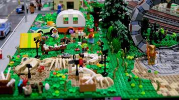 Canada Vancouver 17.05.2024 cloverdale rodeo et pays juste lego blocs Maisons voitures des rues les trains tramways. réel la vie de lego jouets fermer métrage de les chemins de fer dans une énorme ville fabriqué de blocs video